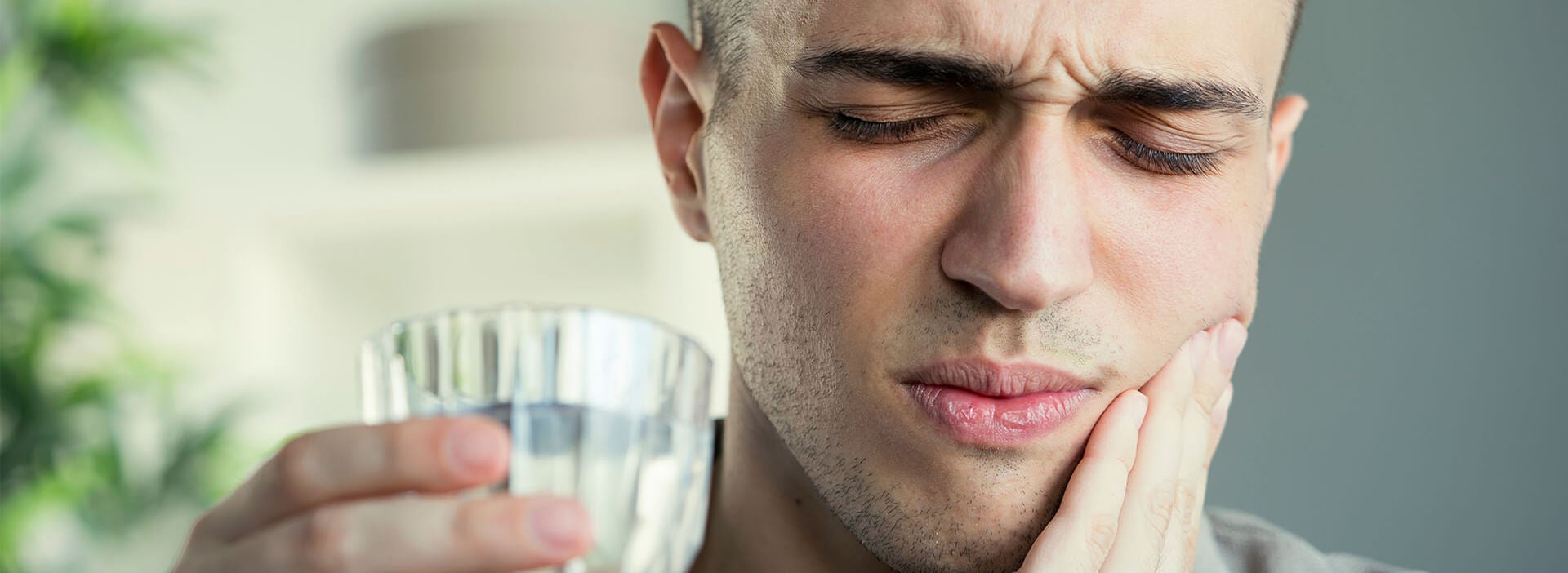 homme étreignant une fille