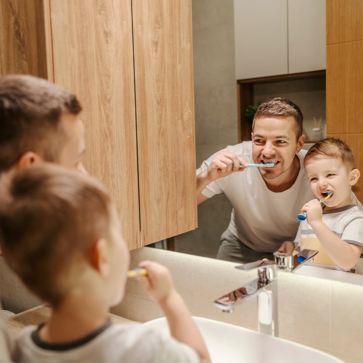  Papa et fils souriant