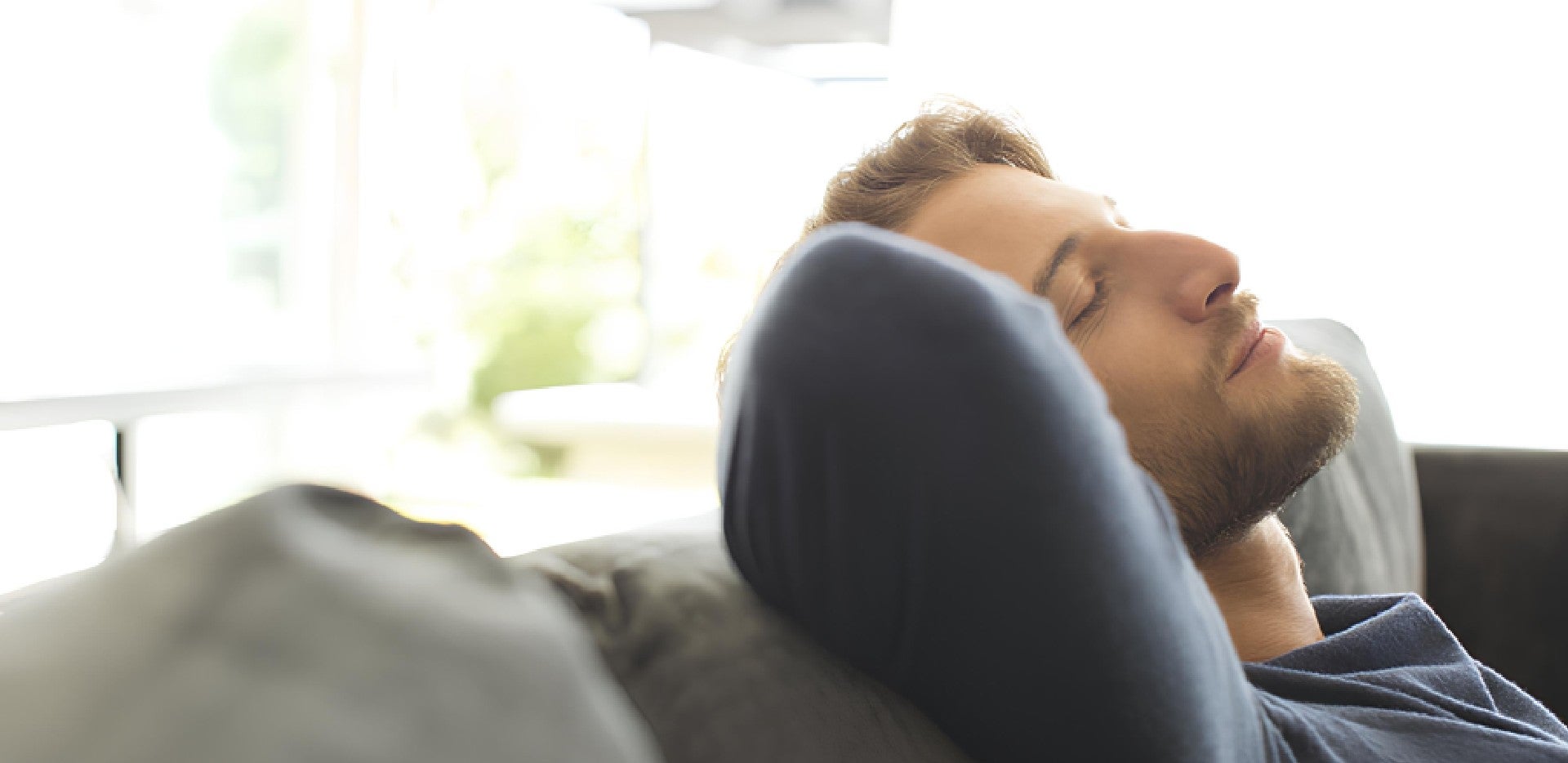 homme relaxant sur un canapé