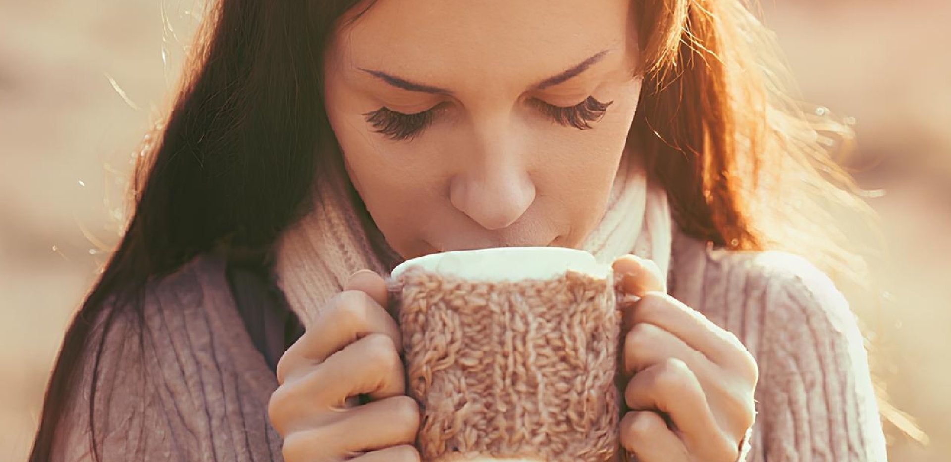 femme prenant une tasse de café