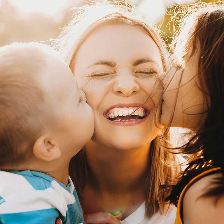  Papa et fils souriant