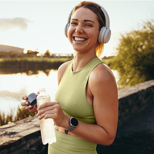 femme souriante dans la nature