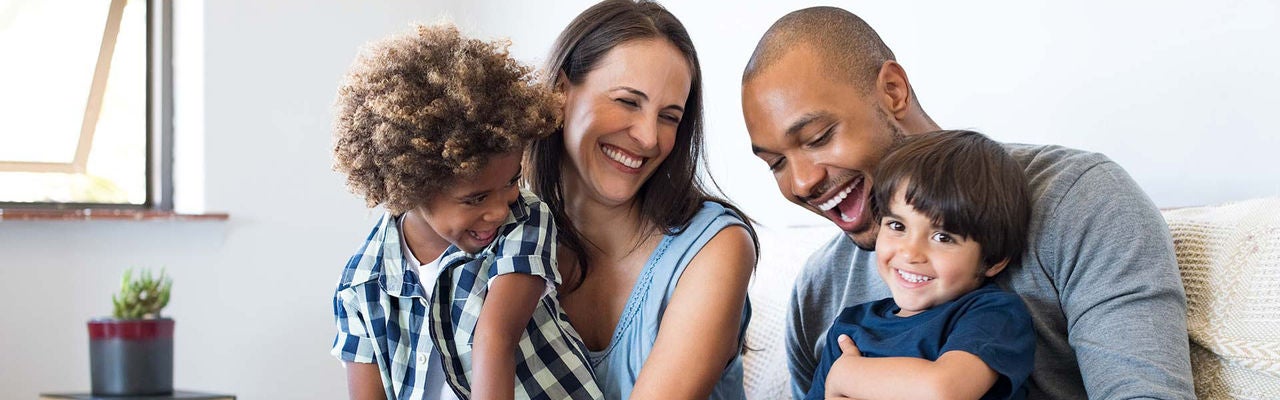 Famille souriant ensemble