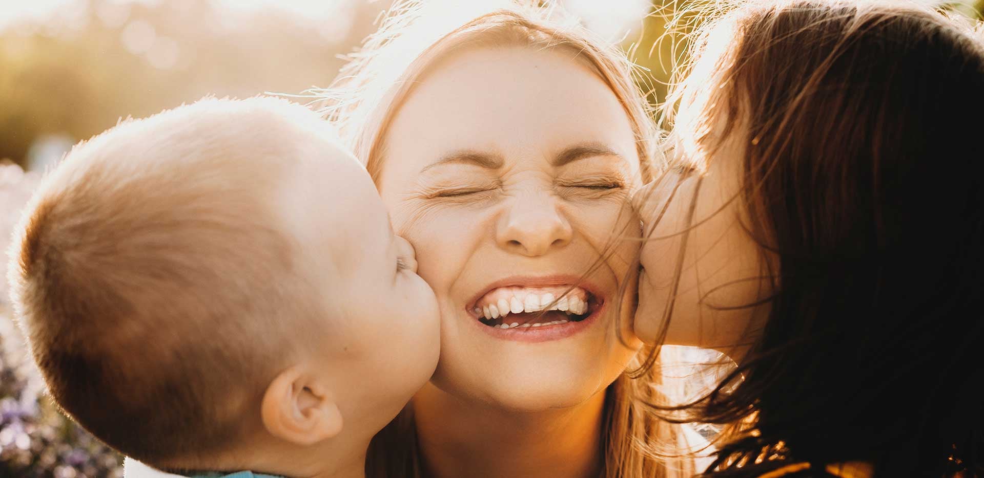Famille souriant ensemble