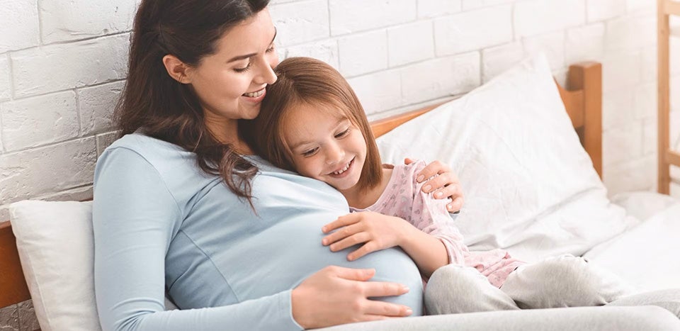 homme étreignant une fille