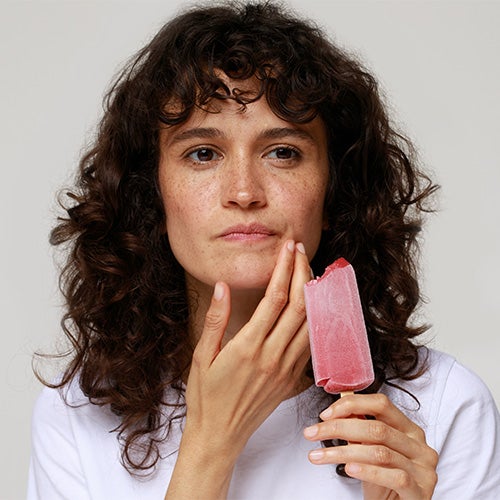 femme mangeant une glace avec sensibilité
